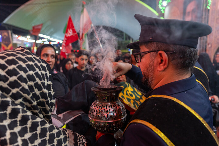ابراز ارادت زائران اربعین حسینی به پرچم متبرک حرم بانوی کرامت