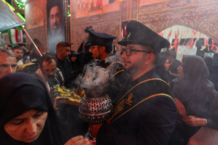 ابراز ارادت زائران اربعین حسینی به پرچم متبرک حرم بانوی کرامت