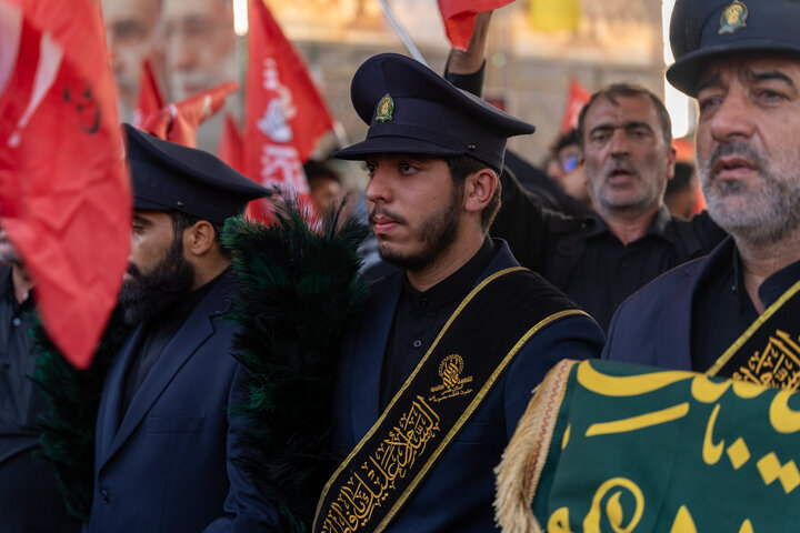 ابراز ارادت زائران اربعین حسینی به پرچم متبرک حرم بانوی کرامت