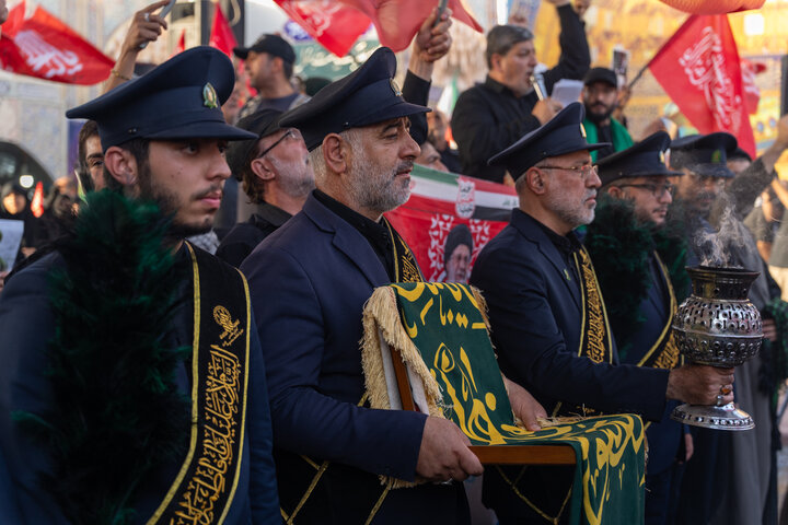 ابراز ارادت زائران اربعین حسینی به پرچم متبرک حرم بانوی کرامت