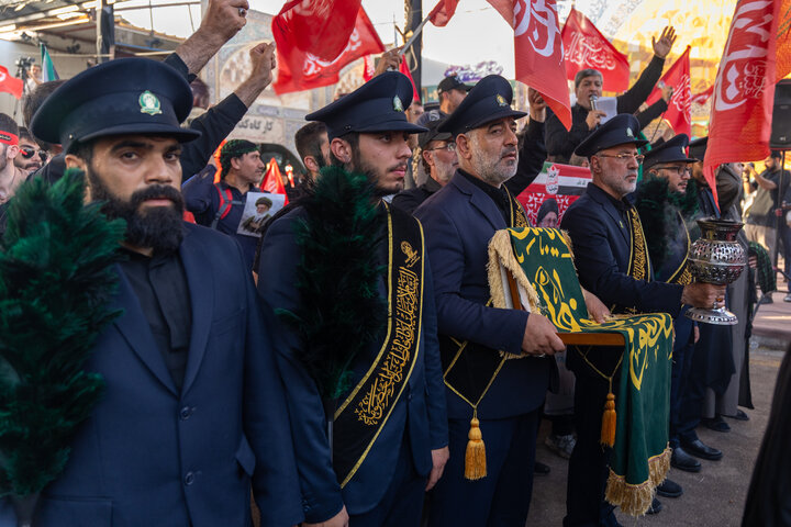 ابراز ارادت زائران اربعین حسینی به پرچم متبرک حرم بانوی کرامت