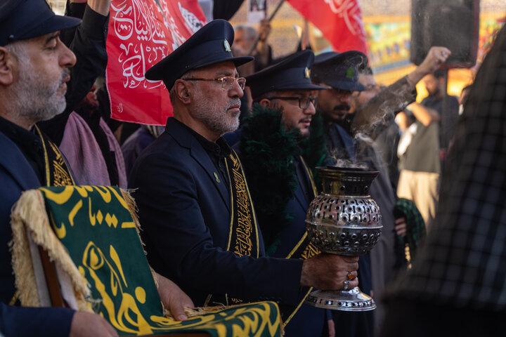 ابراز ارادت زائران اربعین حسینی به پرچم متبرک حرم بانوی کرامت