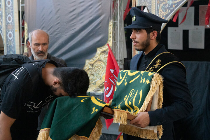 تلاش خادمان حرم کریمه اهل بیت(س) برای میزبانی از زائران اباعبدالله الحسین در عمود ۱۰۸۰
