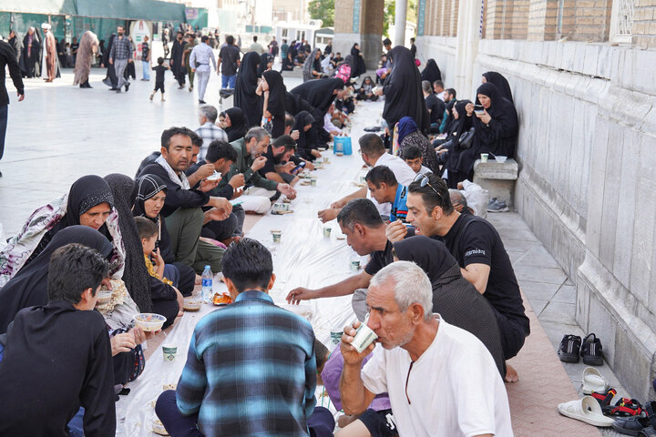 اطعام زائران حرم بانوی کرامت در صبح روز اربعین حسینی