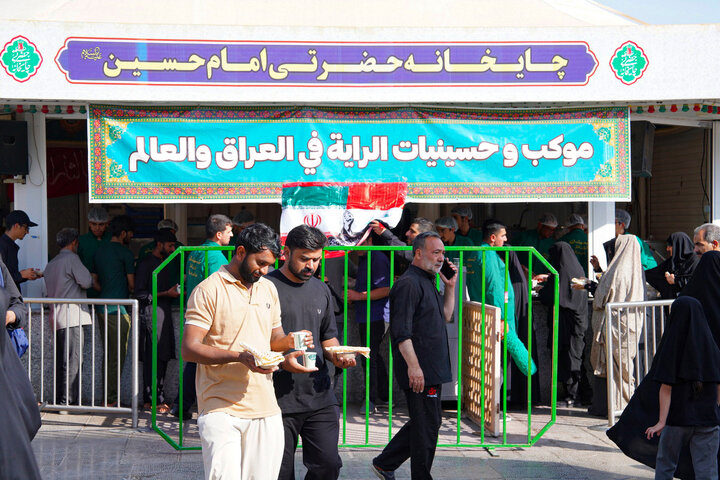 اطعام زائران حرم بانوی کرامت در صبح روز اربعین حسینی