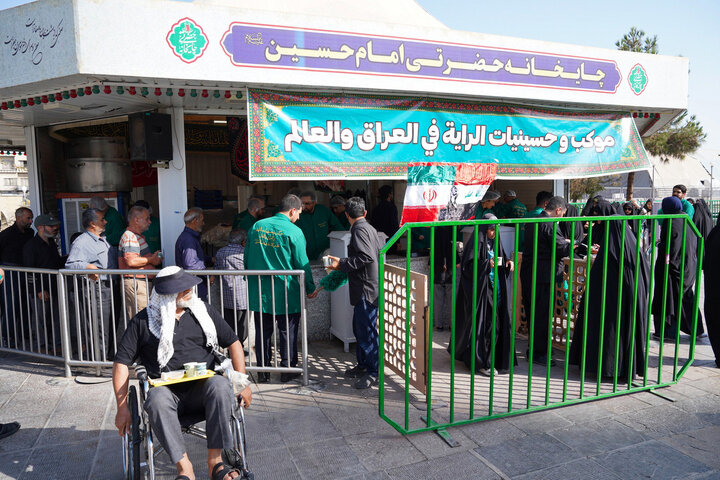 اطعام زائران حرم بانوی کرامت در صبح روز اربعین حسینی