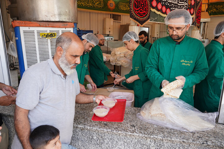 اطعام زائران حرم بانوی کرامت در صبح روز اربعین حسینی