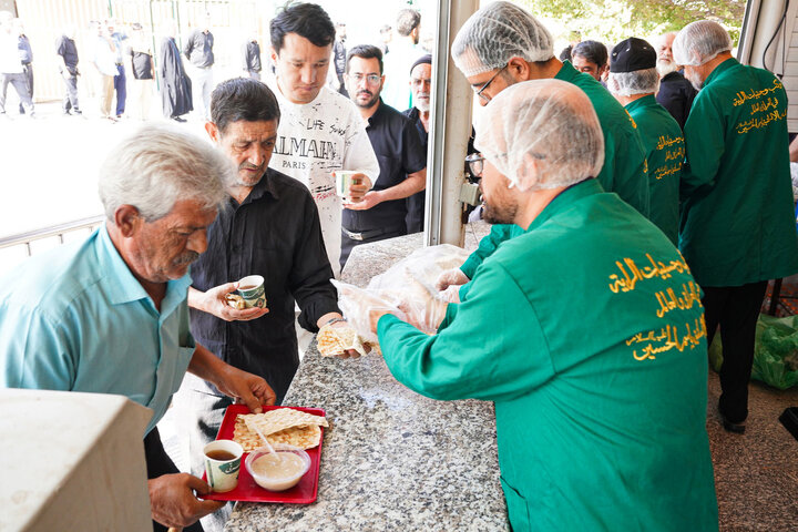 اطعام زائران حرم بانوی کرامت در صبح روز اربعین حسینی