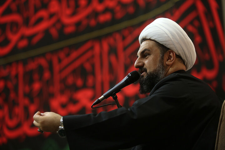 طنین قرائت زیارت اربعین با حضور پرشور زائران در حرم بانوی کرامت