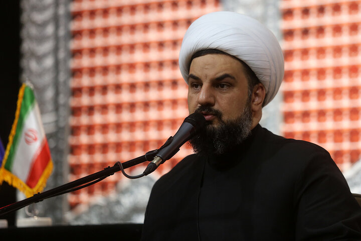 طنین قرائت زیارت اربعین با حضور پرشور زائران در حرم بانوی کرامت