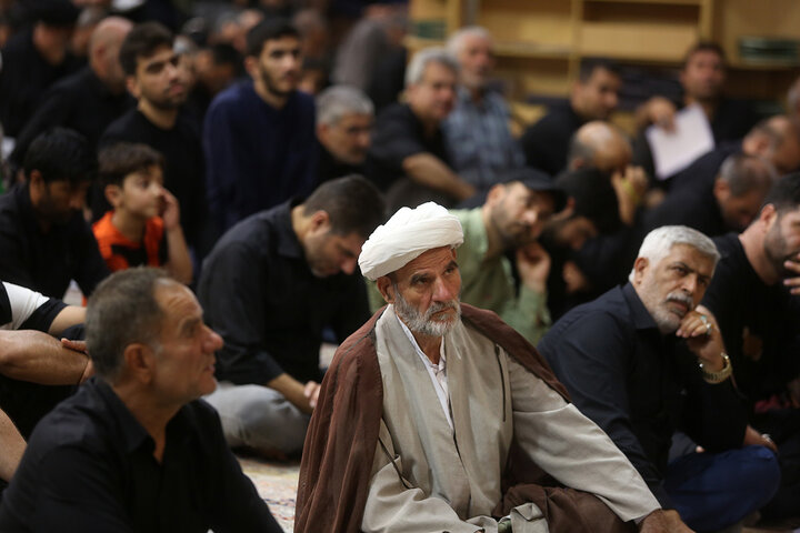 طنین قرائت زیارت اربعین با حضور پرشور زائران در حرم بانوی کرامت