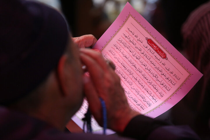 طنین قرائت زیارت اربعین با حضور پرشور زائران در حرم بانوی کرامت
