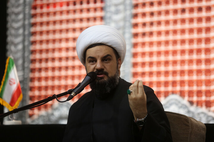 طنین قرائت زیارت اربعین با حضور پرشور زائران در حرم بانوی کرامت