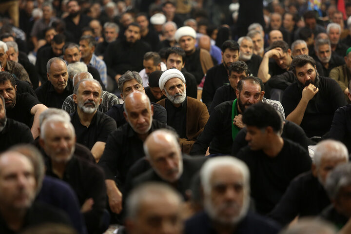 طنین قرائت زیارت اربعین با حضور پرشور زائران در حرم بانوی کرامت