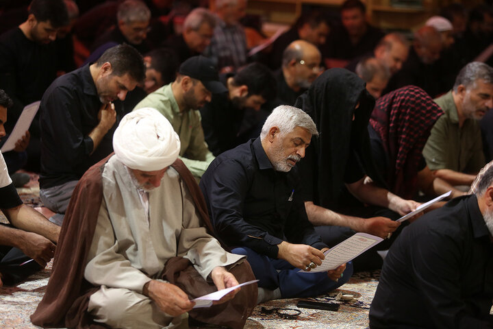 طنین قرائت زیارت اربعین با حضور پرشور زائران در حرم بانوی کرامت