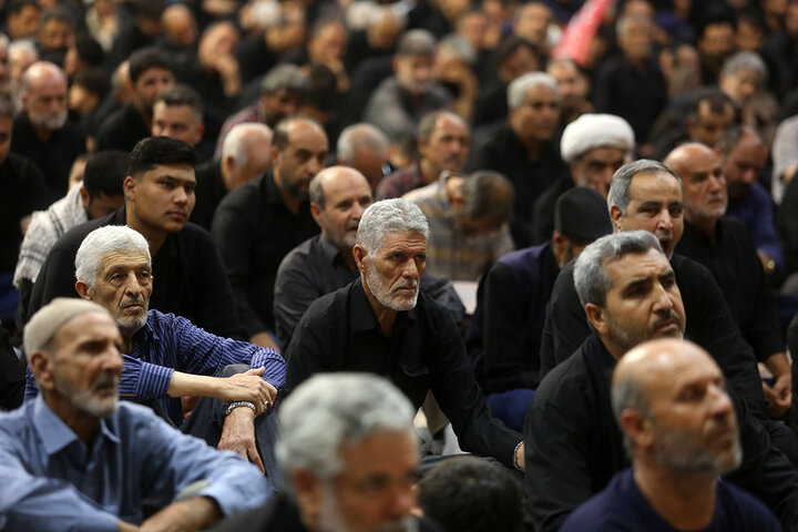 طنین قرائت زیارت اربعین با حضور پرشور زائران در حرم بانوی کرامت