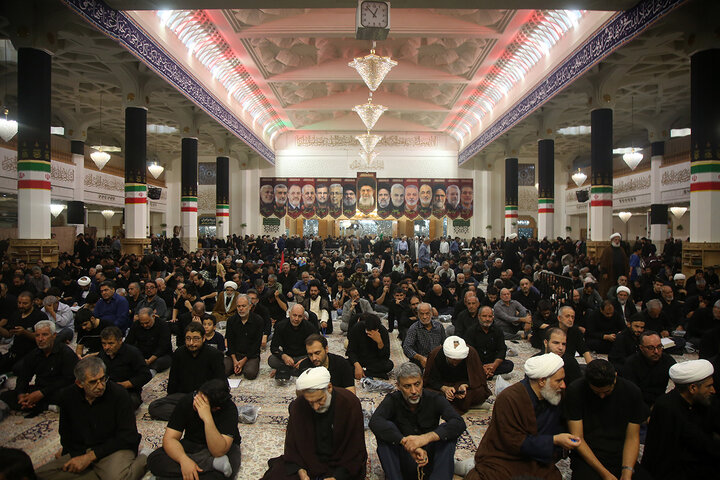 طنین قرائت زیارت اربعین با حضور پرشور زائران در حرم بانوی کرامت