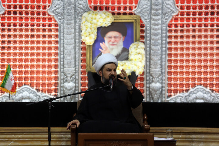 طنین قرائت زیارت اربعین با حضور پرشور زائران در حرم بانوی کرامت