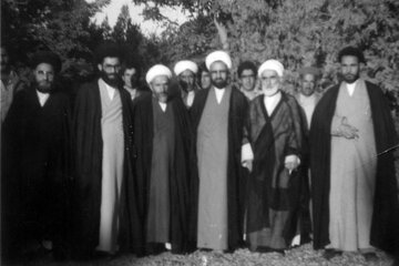 Bîranînên rêberê şehîd ji lidarxistina yekemîn dersa giştî ya tefsîrê li Hewzeya Îlmiyeya Meşhedê
