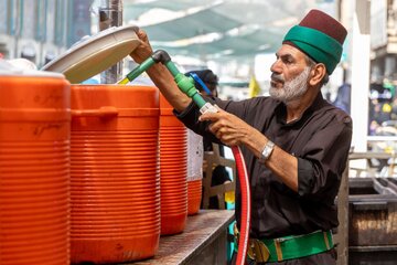 تقرير مصور/ السادة الخدم يواصلون تقديم خدماتهم للزائرين بعد انتهاء زيارة الأربعين