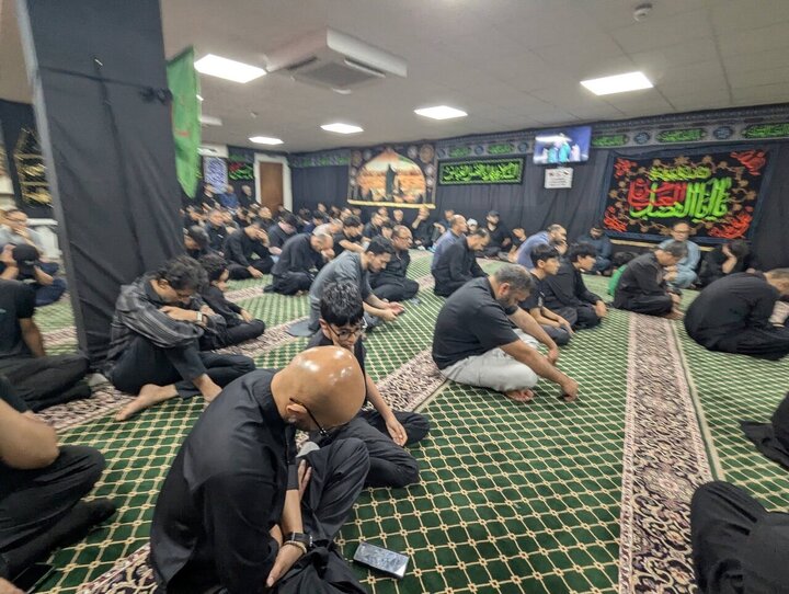 Wêneyê nûçeyî | Lidarxistina merasîma Erebîna Huseynî li Huseynîya Milton Keynes a Îngilîstanê