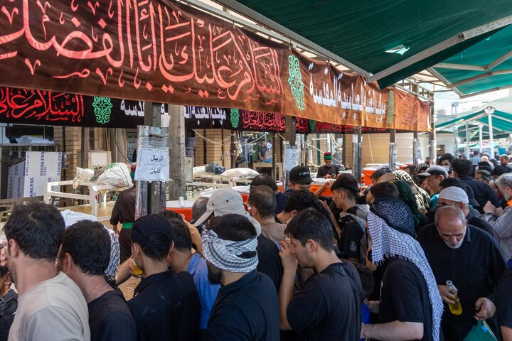 تقرير مصور/ السادة الخدم يواصلون تقديم خدماتهم للزائرين بعد انتهاء زيارة الأربعين