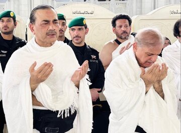 ویدیو/ نخست‌وزیر پاکستان وارد خانه کعبه شد