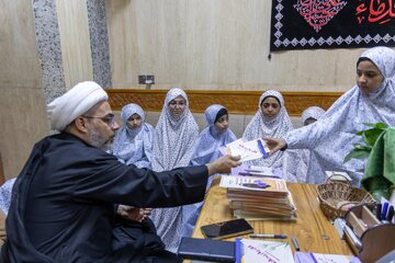 العتبة العباسية قدمت أكثر من 3 آلاف رداء شرعي لزائرات أربعين الإمام الحسين (ع)