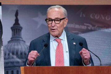 Senator Schumer: Ang mga Amerikano ay nangangailangan ng lifeboat, hindi ang golden fleet ni Trump