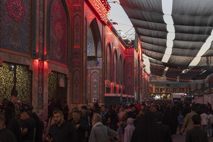 تقرير مصور/ أجواء  ليلة الجمعة عند مرقد أبي الفضل العباس (عليه السلام)
