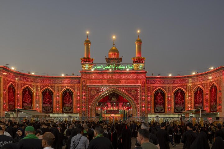 تقرير مصور/ أجواء  ليلة الجمعة عند مرقد أبي الفضل العباس (عليه السلام)