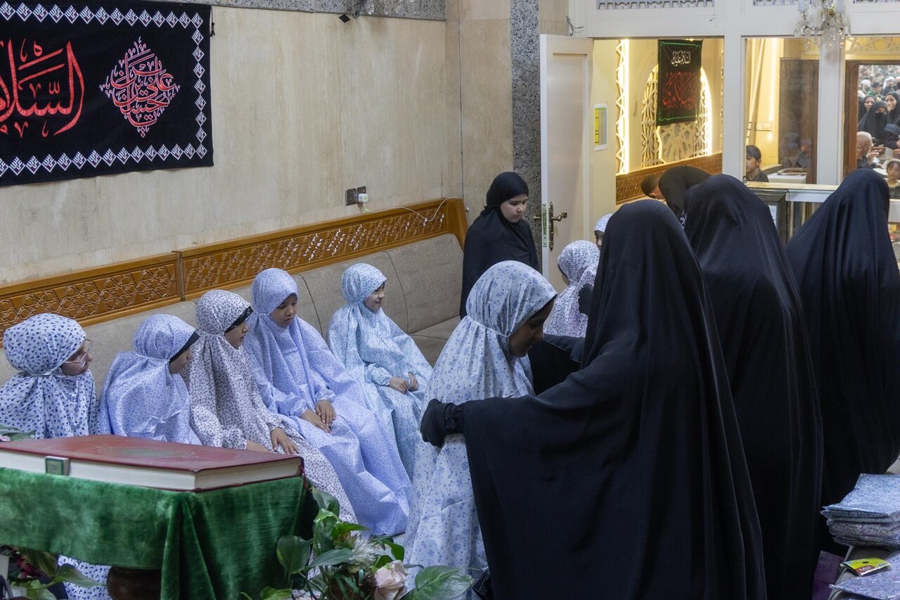 العتبة العباسية قدمت أكثر من 3 آلاف رداء شرعي لزائرات أربعين الإمام الحسين (ع)