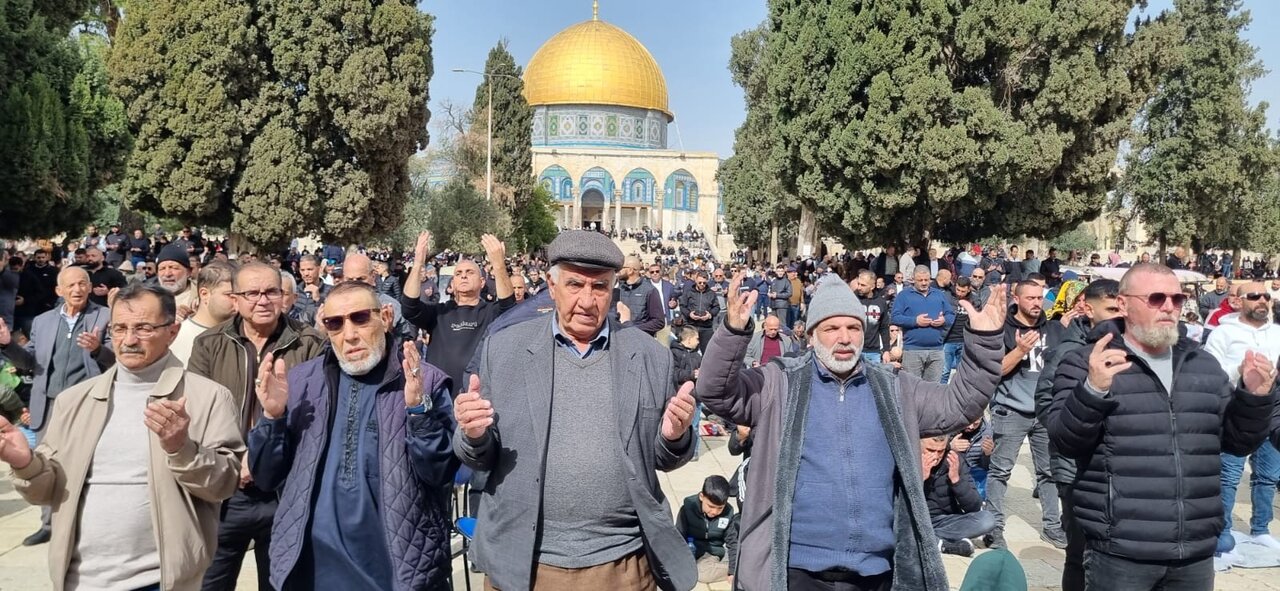 رغم تشديدات الاحتلال...70 ألف مصلٍ يؤدون الجمعة في الأقصى 