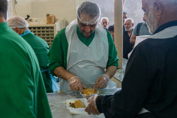 Photos: Efforts of Hazrat Masoumeh Srine's Servants in Hosting Arbaeen Pilgrims at Pillar 1080