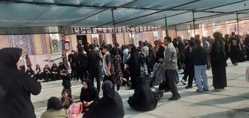 Ang mga naiwan sa Arba'een ng Husayni sa Kuhchenar; mga hakbang na puno ng pagmamahal sa Karbala.