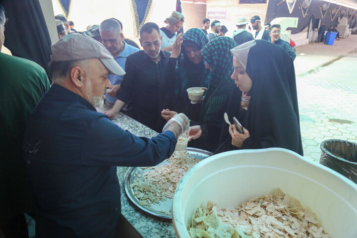 Photos:  Efforts of Servants of Hazrat Masoumeh Shrine's Mawkib in Feeding Arbaeen Pilgrims