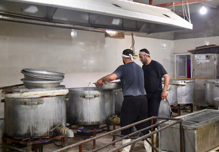 Photos:  Efforts of Servants of Hazrat Masoumeh Shrine's Mawkib in Feeding Arbaeen Pilgrims