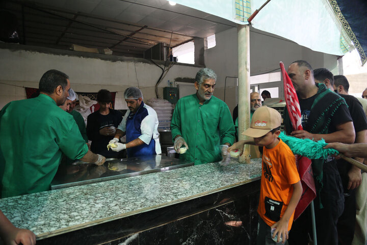 Photos:  Efforts of Servants of Hazrat Masoumeh Shrine's Mawkib in Feeding Arbaeen Pilgrims