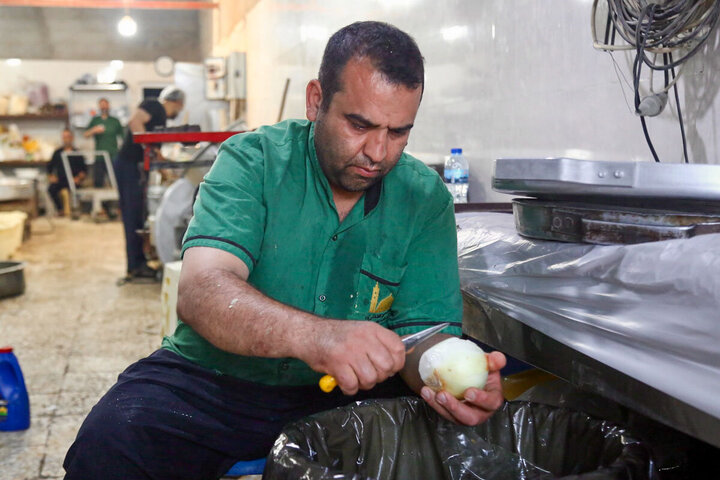 Photos:  Efforts of Servants of Hazrat Masoumeh Shrine's Mawkib in Feeding Arbaeen Pilgrims