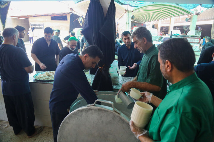 Photos:  Efforts of Servants of Hazrat Masoumeh Shrine's Mawkib in Feeding Arbaeen Pilgrims