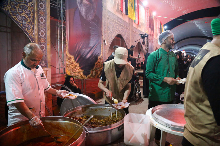 Photos:  Efforts of Servants of Hazrat Masoumeh Shrine's Mawkib in Feeding Arbaeen Pilgrims
