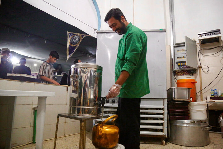 Photos:  Efforts of Servants of Hazrat Masoumeh Shrine's Mawkib in Feeding Arbaeen Pilgrims