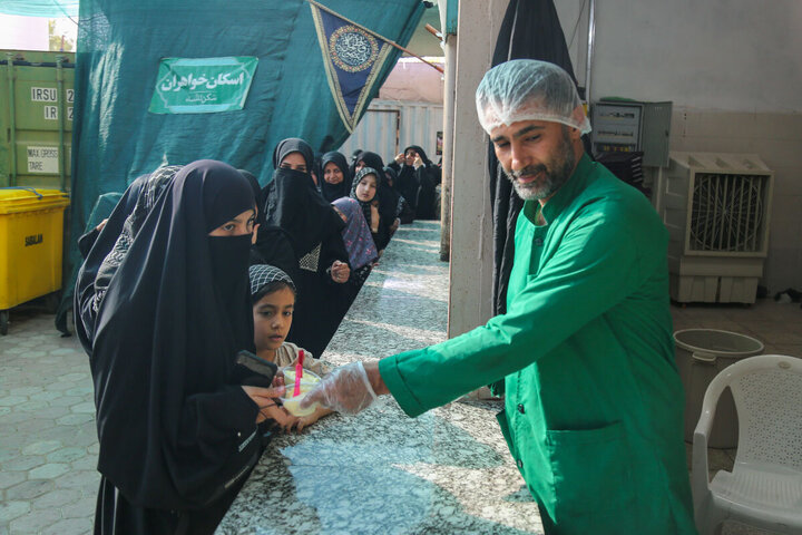 Photos:  Efforts of Servants of Hazrat Masoumeh Shrine's Mawkib in Feeding Arbaeen Pilgrims
