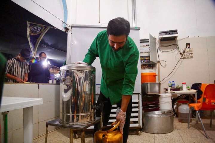 Photos:  Efforts of Servants of Hazrat Masoumeh Shrine's Mawkib in Feeding Arbaeen Pilgrims