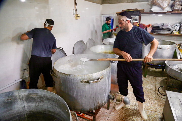 Photos:  Efforts of Servants of Hazrat Masoumeh Shrine's Mawkib in Feeding Arbaeen Pilgrims