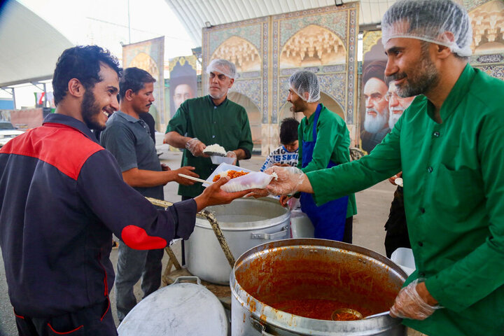 Photos:  Efforts of Servants of Hazrat Masoumeh Shrine's Mawkib in Feeding Arbaeen Pilgrims