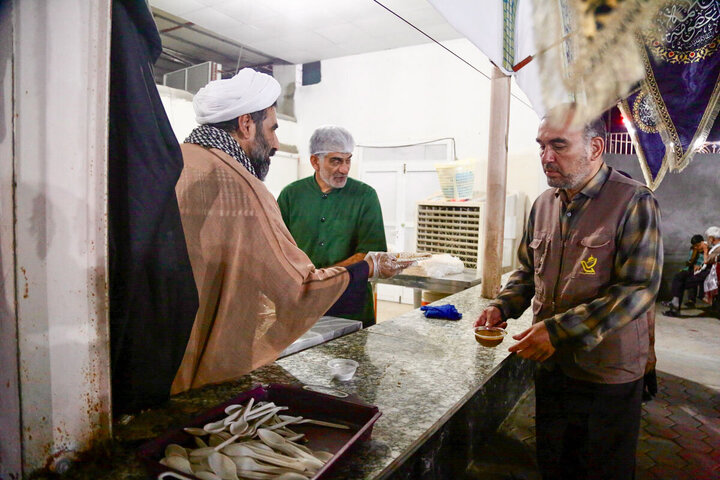 Photos:  Efforts of Servants of Hazrat Masoumeh Shrine's Mawkib in Feeding Arbaeen Pilgrims