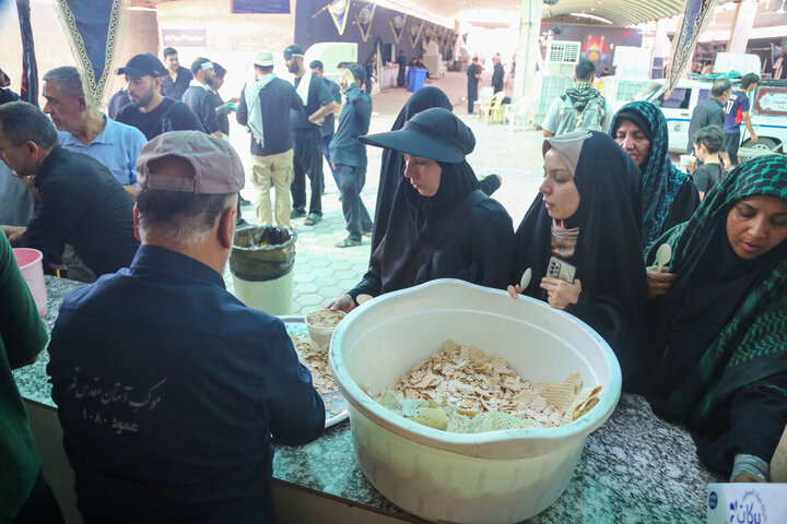 Photos:  Efforts of Servants of Hazrat Masoumeh Shrine's Mawkib in Feeding Arbaeen Pilgrims