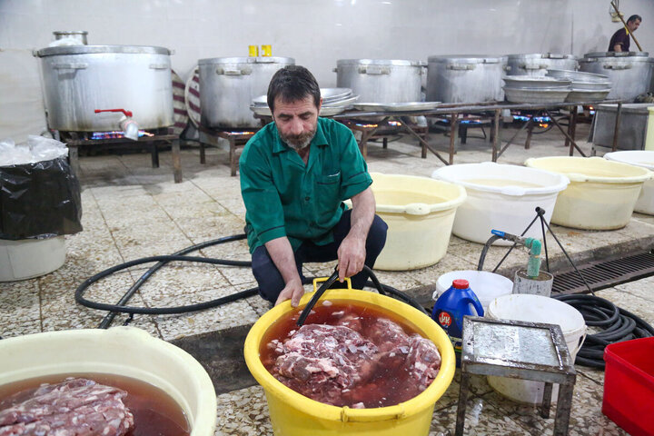 Photos:  Efforts of Servants of Hazrat Masoumeh Shrine's Mawkib in Feeding Arbaeen Pilgrims