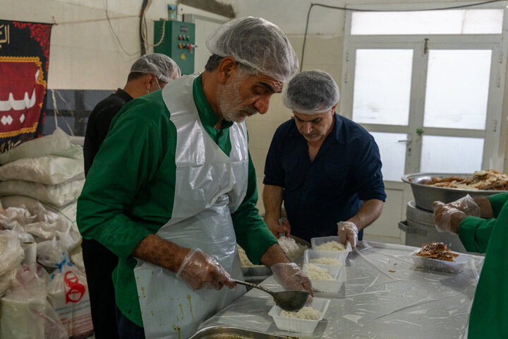 Photos: Efforts of Hazrat Masoumeh Srine's Servants in Hosting Arbaeen Pilgrims at Pillar 1080